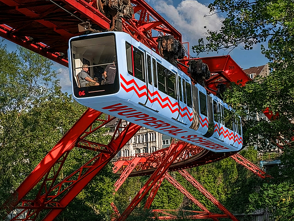 WUPPERTAL SCHWEBT.